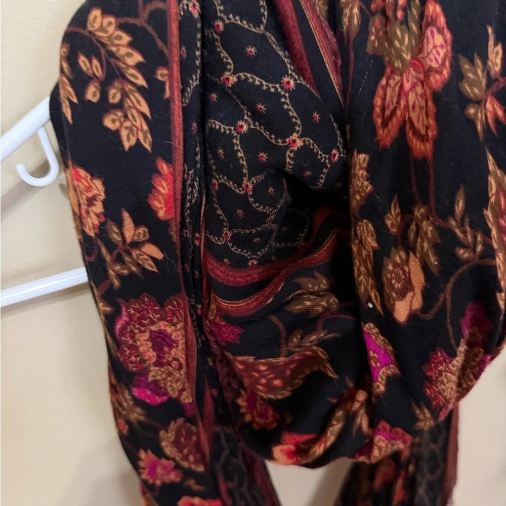 Elegant Floral Scarf - Black and Red